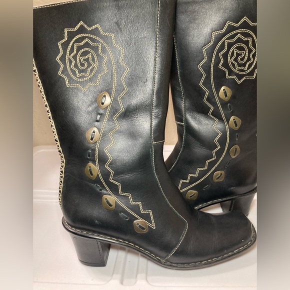 Tsonga Elegant Black Leather Heeled Boots with Decorative Stitching - Picture 6 of 14